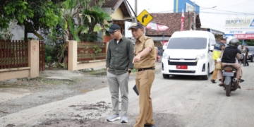 Menjelang Ramadan dan Idulfitri 2026, Gubernur Lampung Rahmat Mirzani Djausal instruksikan pemeliharaan jalan strategis dan normalisasi drainase untuk cegah kerusakan aspal.
