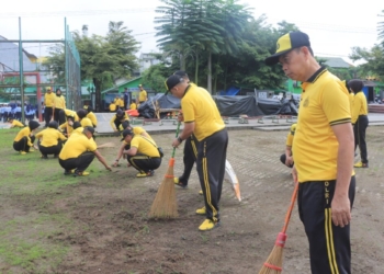 Puluhan personel Polres Metro menyisir area lapangan, memunguti sampah plastik, hingga membersihkan saluran di sekitar ruang publik yang kerap dipadati warga.