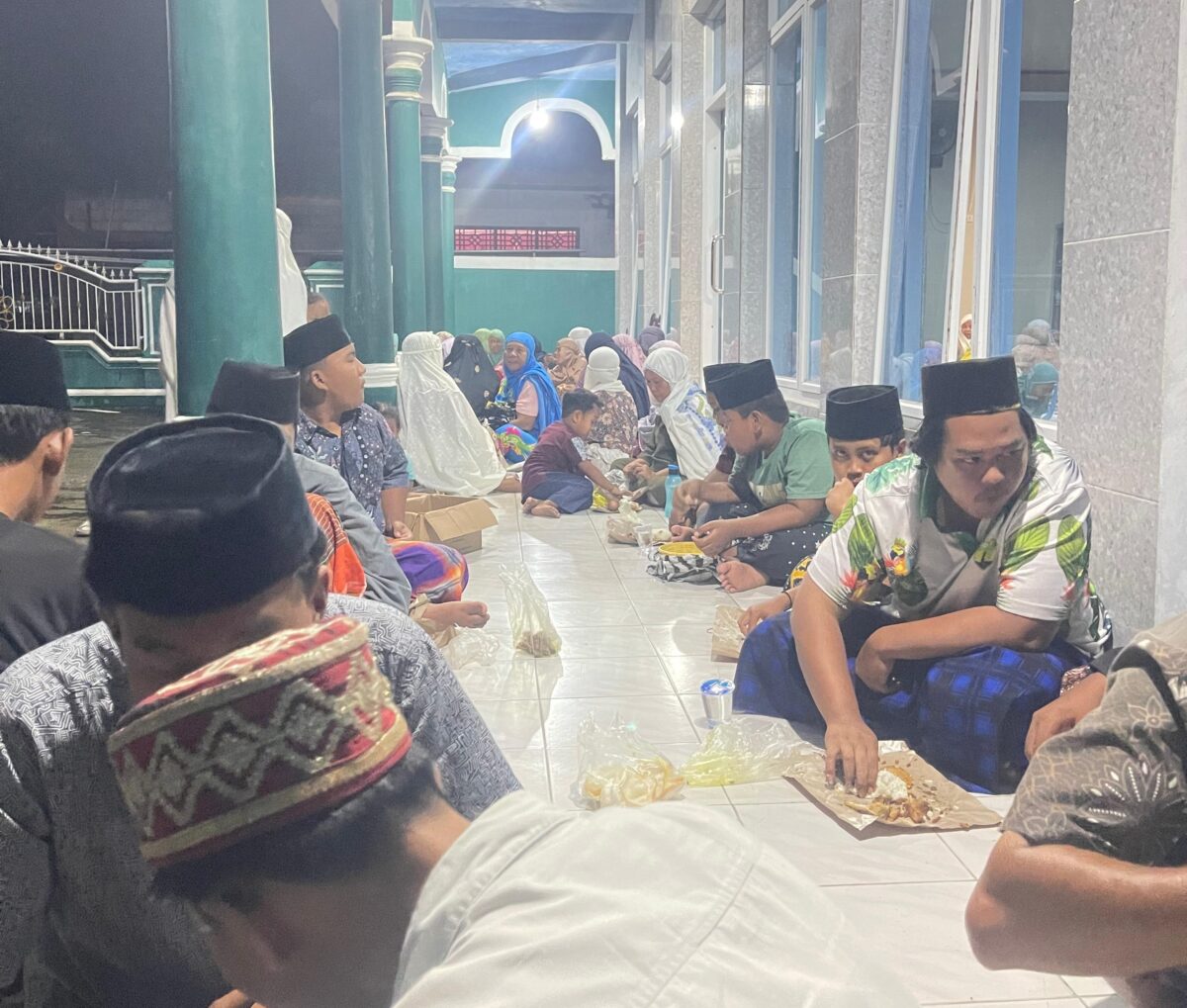 Aroma Masakan Rumah Tercium saat Munggahan di Masjid Al-Ibtida’ul Qorib