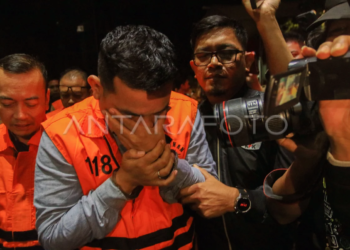 Tersangka kasus dugaan tindak pidana korupsi perkara suap importasi di Direktorat Jenderal Bea dan Cukai (DJBC), Orlando Hamongan (kanan) dan Rizal Fadillah (kiri) berjalan menggunakan rompi tahanan usai menjalani pemeriksaan di Gedung Merah Putih KPK, Jakarta, Jumat (6/2/2026).