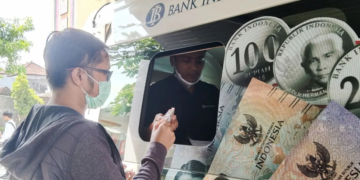 Warga menukarkan uang pecahan