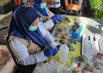 Petugas menguji sampel makanan takjil di Sentra Takjil Bendungan Hilir, Jakarta Pusat, Kamis (26/2/2026). ANTARA