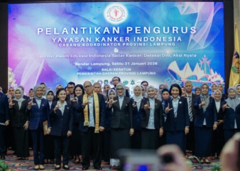 FOTO B Ketua Umum YKI Pusat, Prof. dr. Aru Wisaksono Sudoyo melakukan proses pelantikan pengurus YKI Provinsi Lampung di Balai Keratun Lt. III, Komplek Kantor Gubernur Lampung, Sabtu (31/01/2026). Dok ADPIM