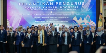 FOTO B Ketua Umum YKI Pusat, Prof. dr. Aru Wisaksono Sudoyo melakukan proses pelantikan pengurus YKI Provinsi Lampung di Balai Keratun Lt. III, Komplek Kantor Gubernur Lampung, Sabtu (31/01/2026). Dok ADPIM