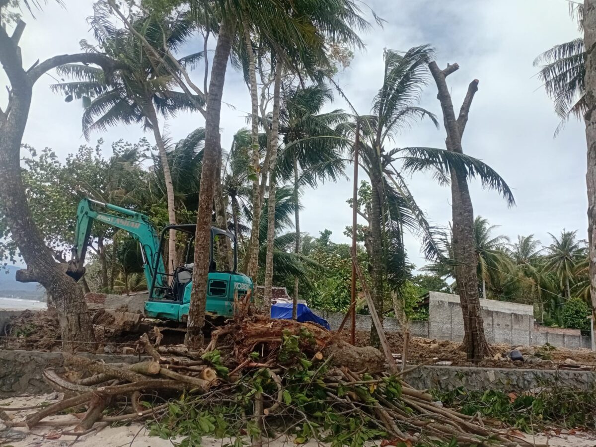 Salah satu lokasi di pinggir pantai Kecamatan Pesisir Tengah yang akan dibangun hotel/vila. (Lampost/Yon Fisoma)