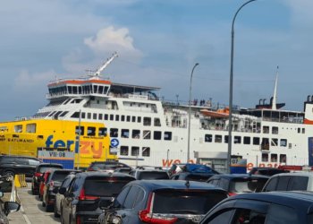Kendaraan pemudik sedang melakukan antrian masuk kapal laut menyeberangi Selat Sunda. Dok ASDP