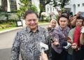 Menteri Koordinator Bidang Perekonomian Airlangga Hartarto menjawab pertanyaan wartawan di Kompleks Istana Kepresidenan, Jakarta, Jumat (27/3/2026). (ANTARA/Fathur Rochman)