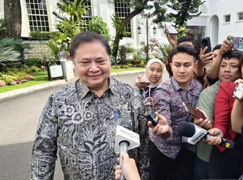 Menteri Koordinator Bidang Perekonomian Airlangga Hartarto menjawab pertanyaan wartawan di Kompleks Istana Kepresidenan, Jakarta, Jumat (27/3/2026). (ANTARA/Fathur Rochman)