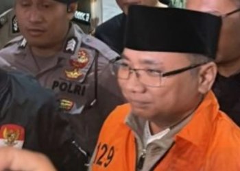 Mantan Menteri Agama sekaligus tersangka kasus kuota haji Yaqut Cholil Qoumas memakai rompi oranye dan berjalan menuju mobil tahanan di Gedung Merah Putih KPK, Jakarta, Kamis (12/3/2026). (ANTARA/Rio Feisal)