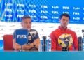 Pelatih Timnas Indonesia John Herdman (tengah) bersama bek Timnas Indonesia, Elkan Baggott saat konferensi pers.