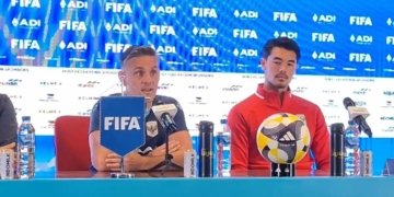 Pelatih Timnas Indonesia John Herdman (tengah) bersama bek Timnas Indonesia, Elkan Baggott saat konferensi pers.