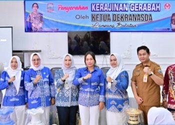 Ketua Dewan Kerajinan Nasional Daerah (Dekranasda) Kabupaten Lampung Selatan Zita Anjani menunjukkan dukungannya terhadap perajin lokal dengan membagikan 50 guci gerabah karya perajin setempat kepada pengurus PKK dan Dekranasda Lampung Selatan.