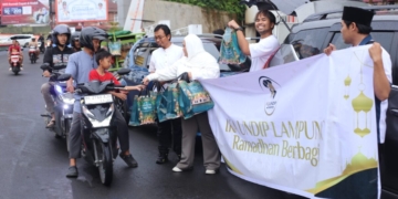 Pembagian takjil terlaksama di titik terdampak banjir di Sukarame dan sejumlah titik keramaian di Bandar Lampung.