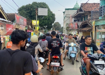 Berburu Takjil, Jalan Bumi Manti Kampung Baru Padat Merayap