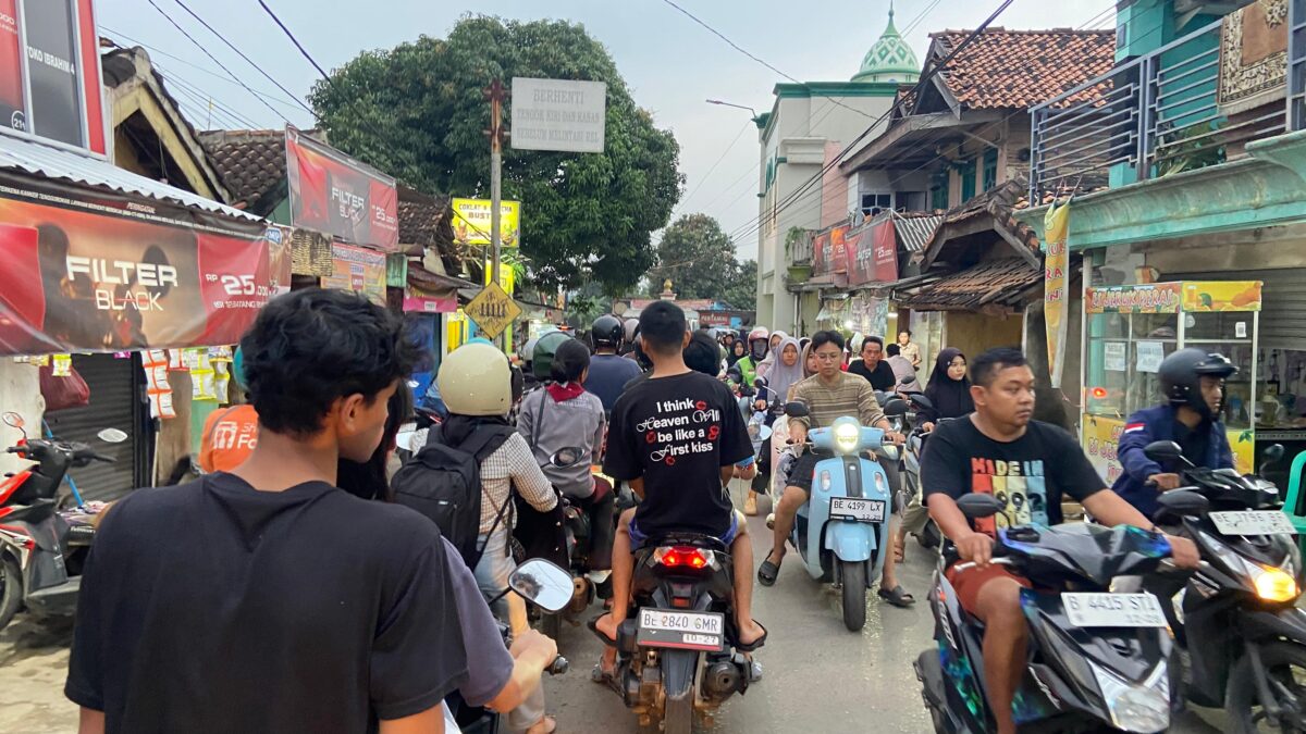 Berburu Takjil, Jalan Bumi Manti Kampung Baru Padat Merayap