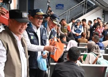 Direktur Utama PT ASDP Indonesia Ferry (Persero) Heru Widodo (kedua kiri) mendampingi Menteri Perhubungan Dudy Purwagandhi (kiri) menyapa peserta arus balik dari Sumatera ke Jawa. ANTARA/HO-ASDP.