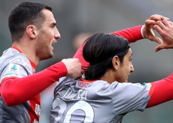 Gelandang Cremonese Youssef Maleh (kanan)