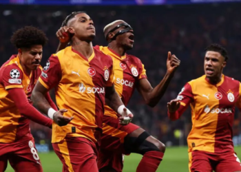 Gelandang Galatasaray, Mario Lemina (kedua kiri)