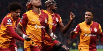 Gelandang Galatasaray, Mario Lemina (kedua kiri)