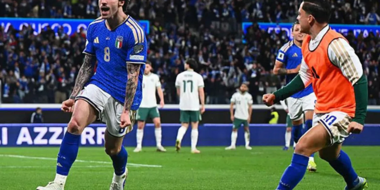 Gelandang Timnas Italia Sandro Tonali (kiri)