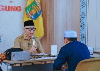 Gubernur Lampung, Rahmat Mirzani Djausal saat menunaikan zakat fitrah dan zakat mal di Mahan Agung, Rumah Dinas Gubernur Lampung, Bandar Lampung, Senin, 16 Maret 2026. Dok ADPIM Lampung