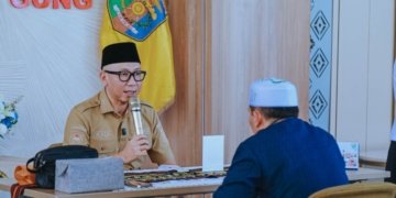 Gubernur Lampung, Rahmat Mirzani Djausal saat menunaikan zakat fitrah dan zakat mal di Mahan Agung, Rumah Dinas Gubernur Lampung, Bandar Lampung, Senin, 16 Maret 2026. Dok ADPIM Lampung