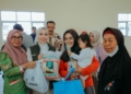 Ketua Tim Penggerak (TP) PKK Provinsi Lampung Ibu Purnama Wulan Sari Mirza melaksanakan kunjungan kerja ke Kota Metro dalam rangka penyerahan bantuan sosial kepada masyarakat di sejumlah kecamatan, Sabtu (28/02/2026). Dok Adpim Lampung