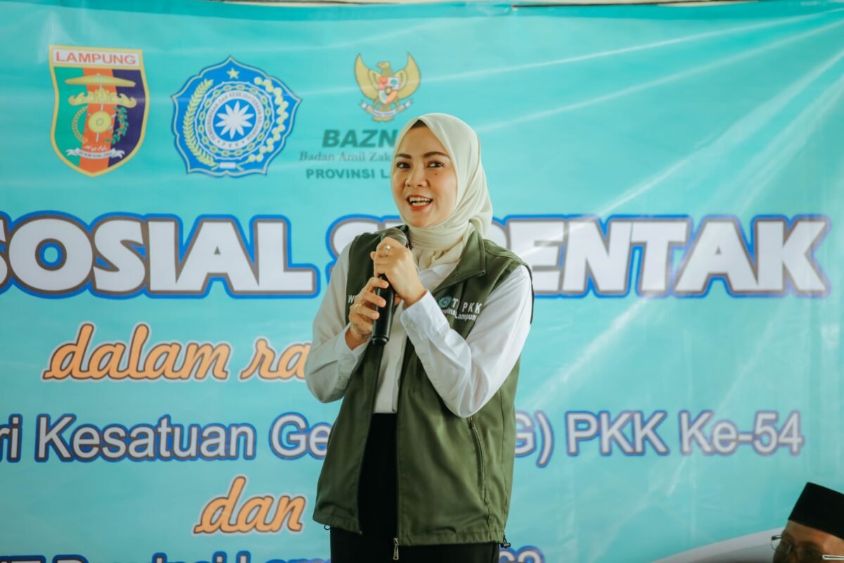 Ketua Tim Penggerak PKK Provinsi Lampung Purnama Wulan Sari Mirza turun langsung menyapa dan menyerahkan bantuan sosial kepada masyarakat di Kabupaten Tulang Bawang Barat dan Kabupaten Tulang Bawang, Rabu (04/03/2026). Dok ADPIM Lampung