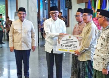 Gubernur Lampung, Rahmat Mirzani Djausal saat silaturahmi dan buka puasa bersama Ketua MPR RI, ulama, umara, serta tokoh masyarakat se-Provinsi Lampung. Kegiatan ini berlangsung di Rumah Dinas Gubernur, Mahan Agung Bandar Lampung, pada Jumat (6/3/2026). Dok ADPIM Lampung