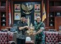 Komandan Korem (Danrem) 043/Garuda Hitam (Gatam), Brigjen TNI Haryantana pamitan kepada Gubernur Lampung, Rahmat Mirzani Djausal di Ruang Kerja Gubernur Lampung, Kantor Gubernur, Bandar Lampung, Kamis, 12 Maret 2026. Dok ADPIM Lampung