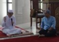 Pemimpin Perusahaan Lampung Post, Iskandar Zulkarnain mendampingi Pendakwah muda asal Bandar Lampung, Ustadz. Maula Ibrahim Murad berbagi cerita terkait perjalanan dakwahnya di Amerika Serikat usai sholat ashar berjamaah di Masjid Nursiah Daud Paloh, Lampung Post, Jumat, 13 Maret 2026. (Foto: Lampost.co /M Rifki)