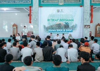 Gubernur Lampung, Rahmat Mirzani Djausal menghadiri kegiatan i'tikaf bersama dan pesantren kilat bagi siswa SMA/SMK se-Kota Bandar Lampung yang diselenggarakan oleh Badan Amil Zakat Nasional (Baznas) Provinsi Lampung di Islamic Center Bandar Lampung, Sabtu (14/3/2026). Dok ADPIM Lampung
