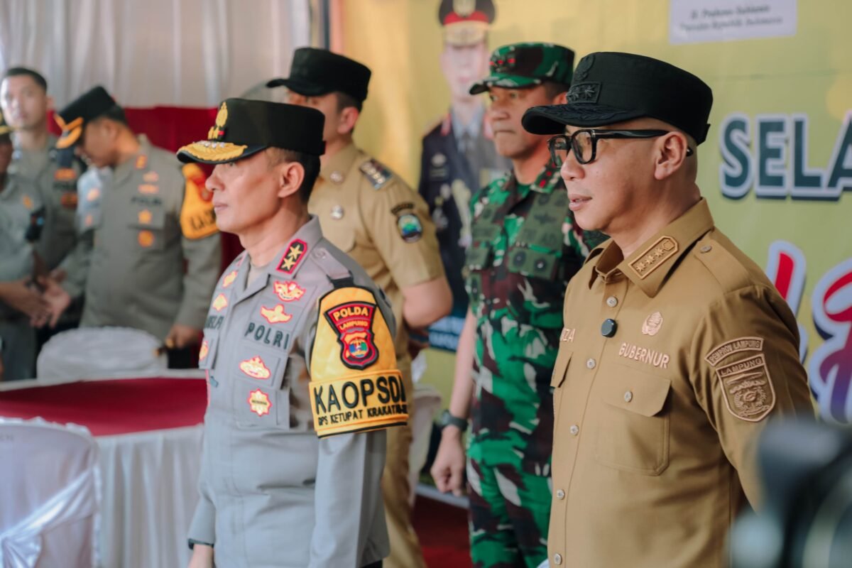 Gubernur Lampung Rahmat Mirzani Djausal bersama Pangdam XXI/Radin Inten Mayjen TNI Kristomei Sianturi, Kapolda Lampung Irjen Pol Helfy Assegaf dan unsur Forkopimda memantau kesiapan pengamanan arus mudik menjelang Hari Raya Idul Fitri 1447 Hijriah di kawasan Pelabuhan Bakauheni, Lampung Selatan, Senin (16/3/2026). Dok ADPIM Lampung