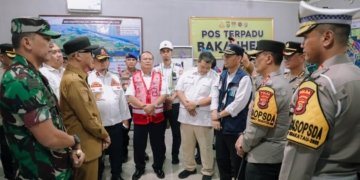 Gubernur Lampung Rahmat Mirzani Djausal bersama Pangdam XXI/Radin Inten Mayjen TNI Kristomei Sianturi, Kapolda Lampung Irjen Pol Helfy Assegaf dan unsur Forkopimda memantau kesiapan pengamanan arus mudik menjelang Hari Raya Idul Fitri 1447 Hijriah di kawasan Pelabuhan Bakauheni, Lampung Selatan, Senin (16/3/2026). Dok ADPIM Lampung