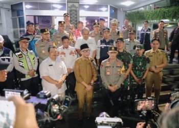 Gubernur Lampung Rahmat Mirzani Djausal bersama Pangdam XXI/Radin Inten Mayjen TNI Kristomei Sianturi, Kapolda Lampung Irjen Pol Helfy Assegaf dan unsur Forkopimda memantau kesiapan pengamanan arus mudik menjelang Hari Raya Idul Fitri 1447 Hijriah di kawasan Pelabuhan Bakauheni, Lampung Selatan, Senin (16/3/2026). Dok ADPIM Lampung