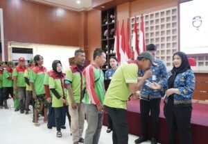 Bunda Eva Salurkan THR ASN dan Operasional Kader