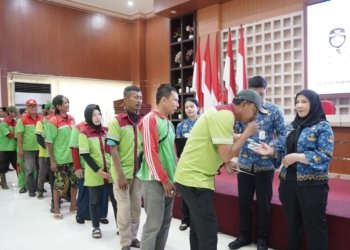 Walikota Bandar Lampung Eva Dwiana memberikan THR kepada petugas kebersihan Dinas Lingkungan Hidup Kota Bandar Lampung. Dok Pemkot Bandar Lampung.