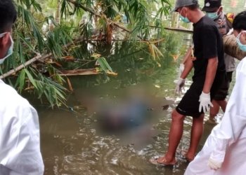 Warga Pekon Way Jambu, Pesisir Selatan, digegerkan dengan penemuan mayat laki-laki mengapung di Muara, Pasar Senen, Jumat, 20 Maret 2026. Dok Warga