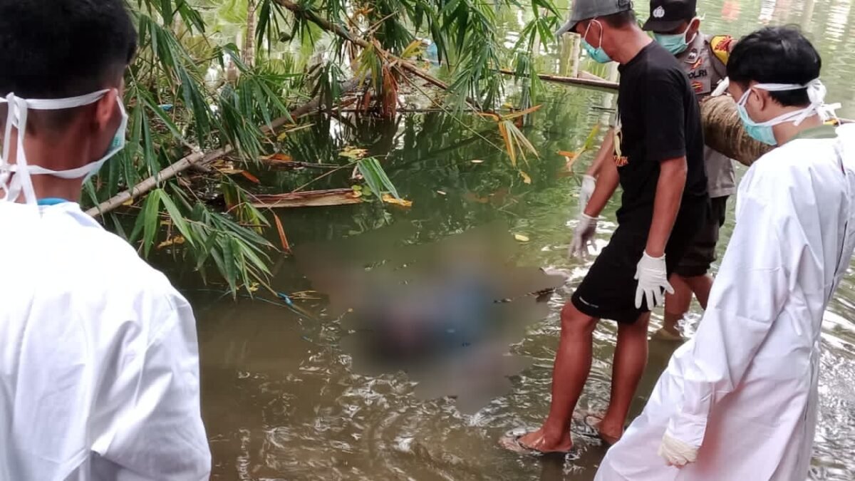 Warga Pekon Way Jambu, Pesisir Selatan, digegerkan dengan penemuan mayat laki-laki mengapung di Muara, Pasar Senen, Jumat, 20 Maret 2026. Dok Warga