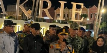 Kapolda Lampung Irjen Pol Helfi Assegaf, bersama Gubernur Lampung Rahmat Mirzani Djausal, Walikota Bandar Lampung Eva Dwiana dan Forkopimda saat memberikan keterangan pers usai monitor malam takbiran di Pos Yan Masjid Al Bakrie, Jumat, 20 Maret 2026. Dok