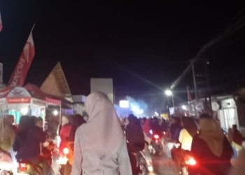 Warga antusias mengikuti takbiran Hari Raya Idul Fitri berlangsung meriah di Kecamatan Palas, Kabupaten Lampung Selatan, Jumat, 20 Maret 2026. (FOTO: Lampost.co / Intan Tyas)