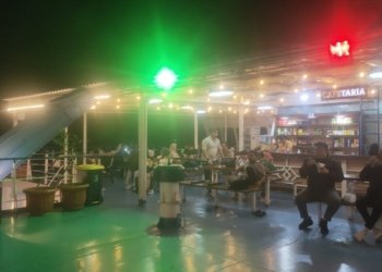 Suasana penumpang yang menaiki Kapal Ferry dari Pelabuhan Bakauheni menuju Pelabuhan Bakauheni, Minggu, 22 Maret 2025. (Foto: Lampost.co / Intan Tyas)