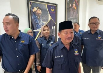 Ketua DPW NasDem Lampung, Herman HN memberikan keterangan usai silaturahmi dan halal bihalal di Kantor DPW setempat, Sabtu, 28 Maret 2026. (Foto: Lampost.co / Asrul Septian Malik)