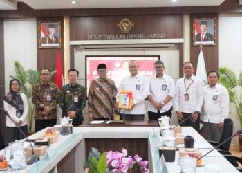 Gubernur Lampung, Rahmat Mirzani Djausal menyerahkan Laporan Keuangan Pemerintah Daerah (LKPD) Tahun Anggaran 2025 kepada Kepala BPK RI Perwakilan Provinsi Lampung, Nugroho Heru Wibowo di Ruang Pahawang Kantor BPK Perwakilan Provinsi Lampung, Senin, 30 Maret 2026. Diskominfotik Lampung