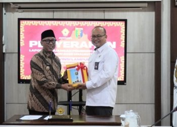 Gubernur Lampung, Rahmat Mirzani Djausal menyerahkan Laporan Keuangan Pemerintah Daerah (LKPD) Tahun Anggaran 2025 kepada Kepala BPK RI Perwakilan Provinsi Lampung, Nugroho Heru Wibowo di Ruang Pahawang Kantor BPK Perwakilan Provinsi Lampung, Senin, 30 Maret 2026. Diskominfotik Lampung