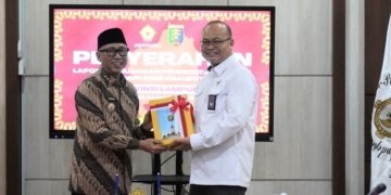 Gubernur Lampung, Rahmat Mirzani Djausal menyerahkan Laporan Keuangan Pemerintah Daerah (LKPD) Tahun Anggaran 2025 kepada Kepala BPK RI Perwakilan Provinsi Lampung, Nugroho Heru Wibowo di Ruang Pahawang Kantor BPK Perwakilan Provinsi Lampung, Senin, 30 Maret 2026. Diskominfotik Lampung
