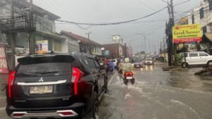 Hujan Deras, Jalan Ki Maja Way Halim Tergenang Banjir