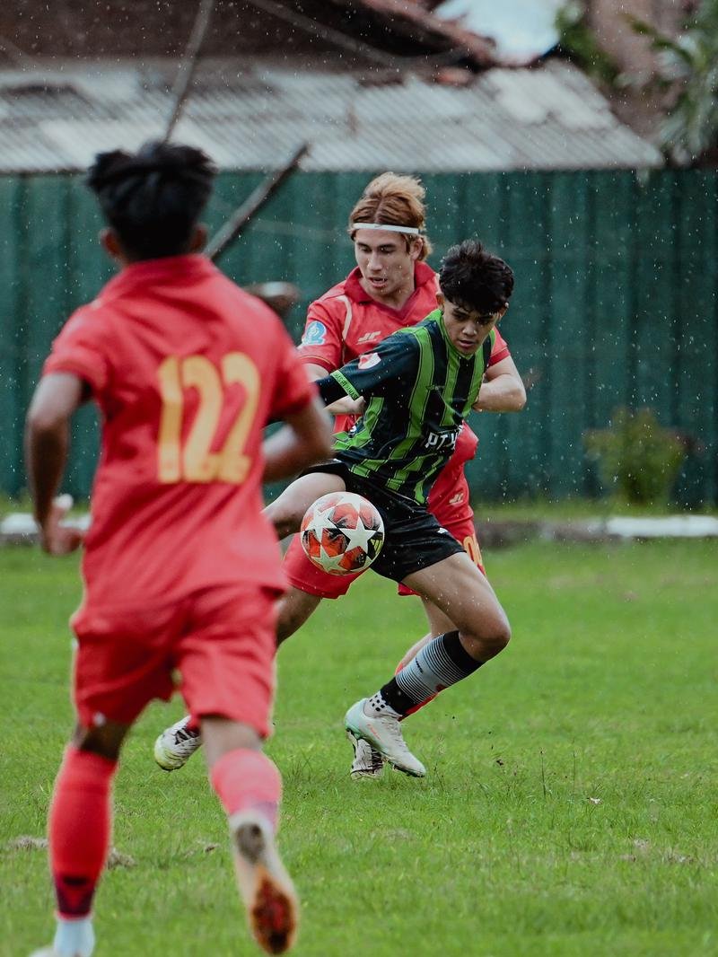 Oliver Leeming (belakang)