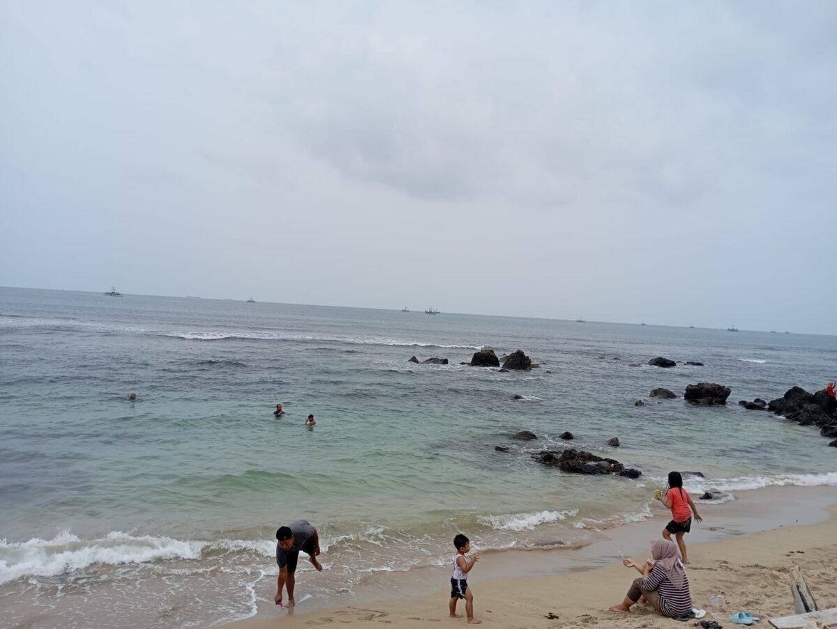 Pengunjung Diminta Waspada saat Berenang di Pantai Baturame