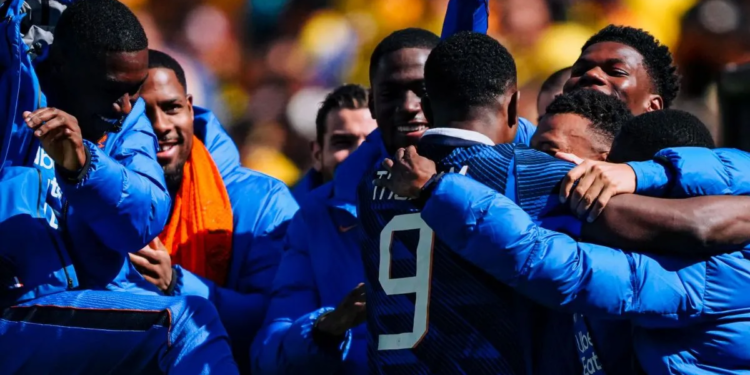 Para pemain Timnas Prancis merayakan gol